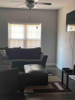 Cozy 3BR Townhouse w *Free Wifi/Cable* and Garage